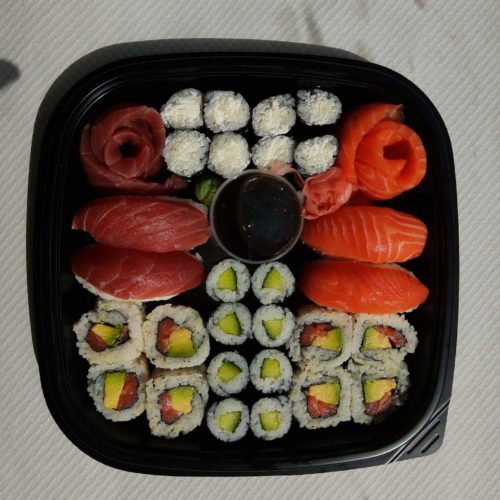 Assortiments de 34 pièces Sushi, Maki, Sashimi et California Rolls