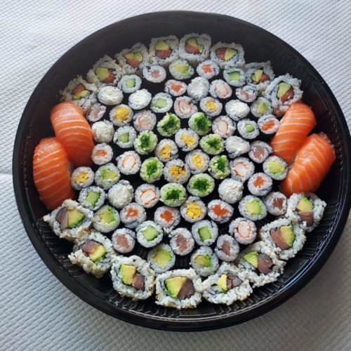 Assortiments de 84 pièces Sushi, Maki, Sashimi et California Rolls