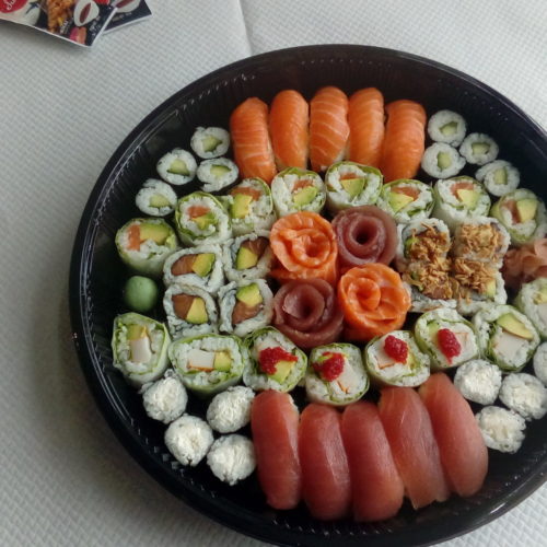 Assortiments de 62 pièces Sushi, Maki, Sashimi et California Rolls