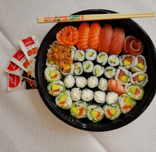 Assortiments de 42 pièces Sushi, Maki, Sashimi et California Rolls